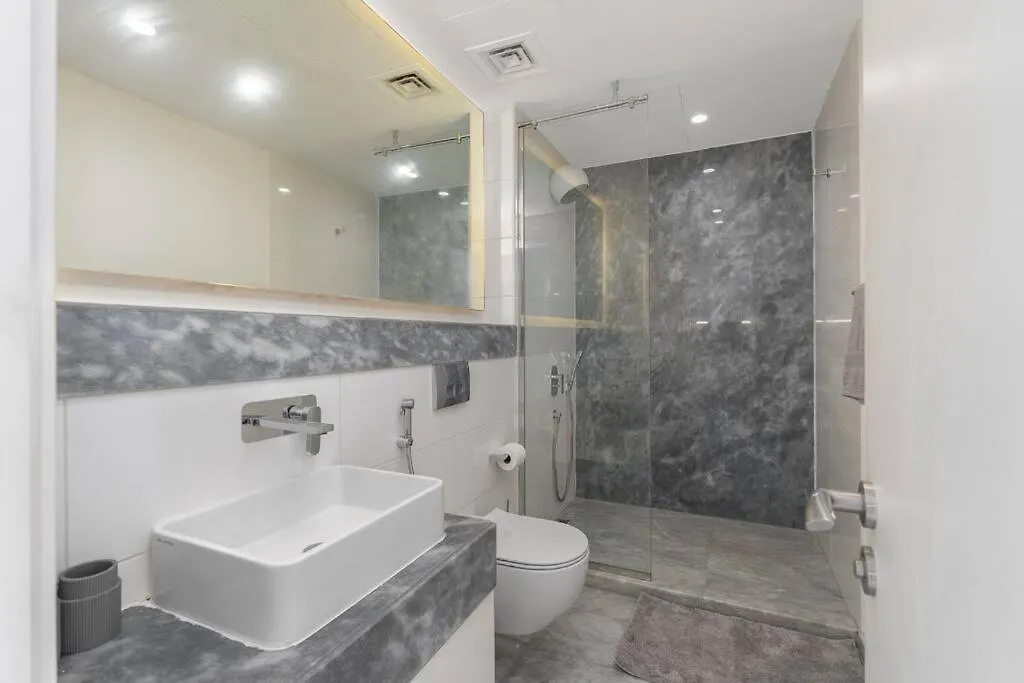 Exquisite Stay In Downtown Burj Khalifa Views With Stunning Pool Dubai Apartment