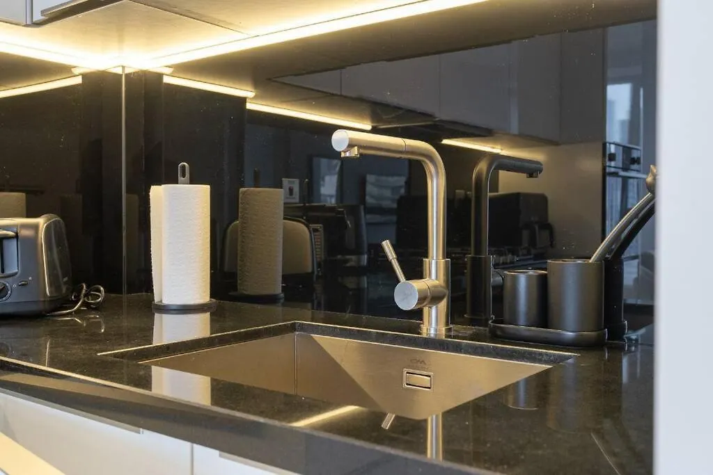 Apartment Exquisite Stay In Downtown Burj Khalifa Views With Stunning Pool Dubai