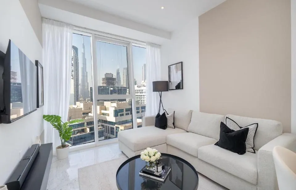 Exquisite Stay In Downtown Burj Khalifa Views With Stunning Pool Dubai Apartment