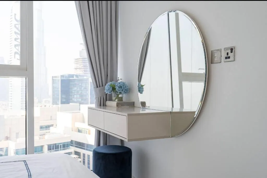 Exquisite Stay In Downtown Burj Khalifa Views With Stunning Pool Dubai Appartement