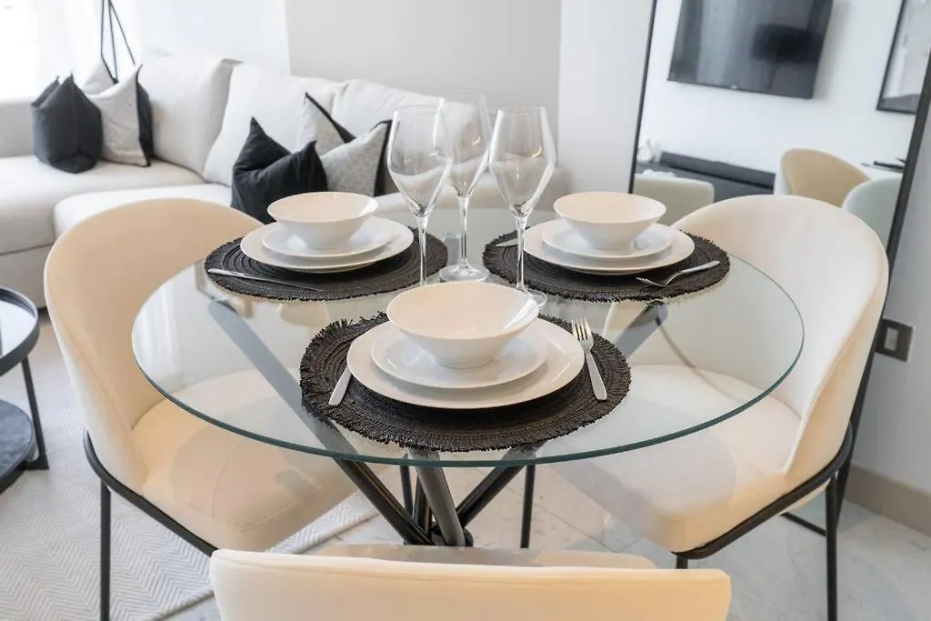 Exquisite Stay In Downtown Burj Khalifa Views With Stunning Pool Dubai Appartement