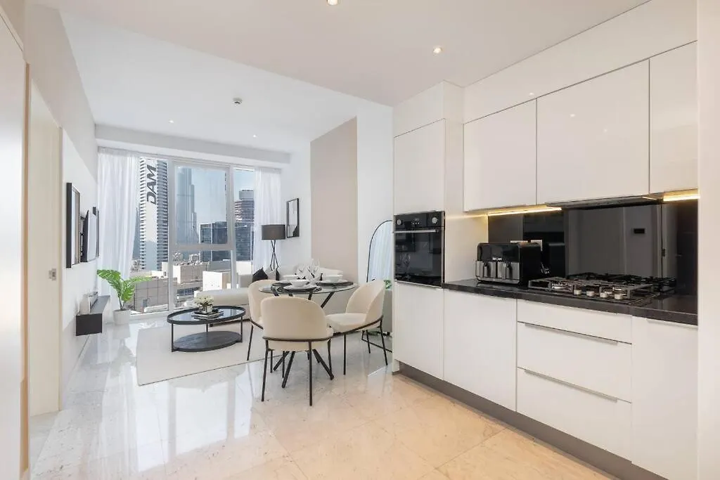 Exquisite Stay In Downtown Burj Khalifa Views With Stunning Pool Dubai Appartement