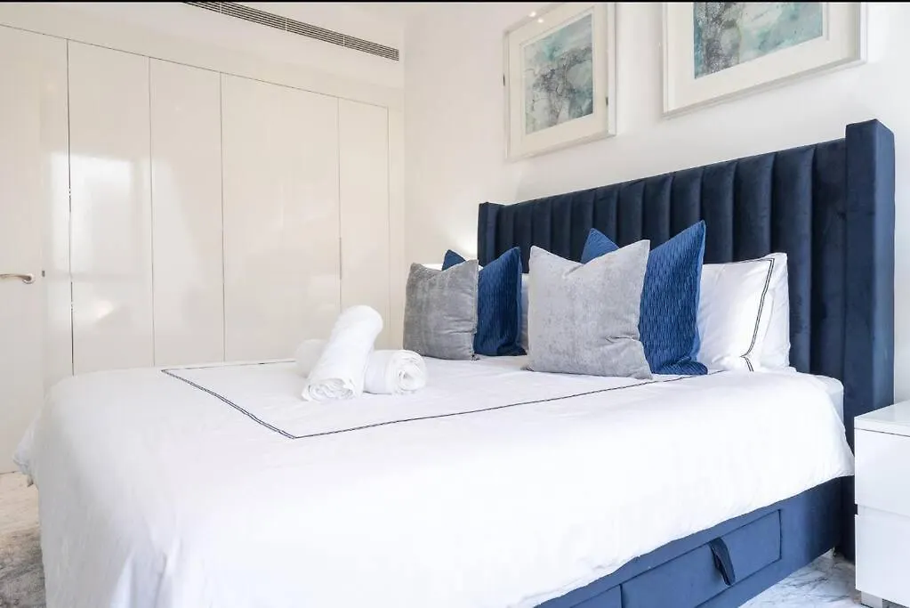 Appartement Exquisite Stay In Downtown Burj Khalifa Views With Stunning Pool Dubai Verenigde Arabische Emiraten