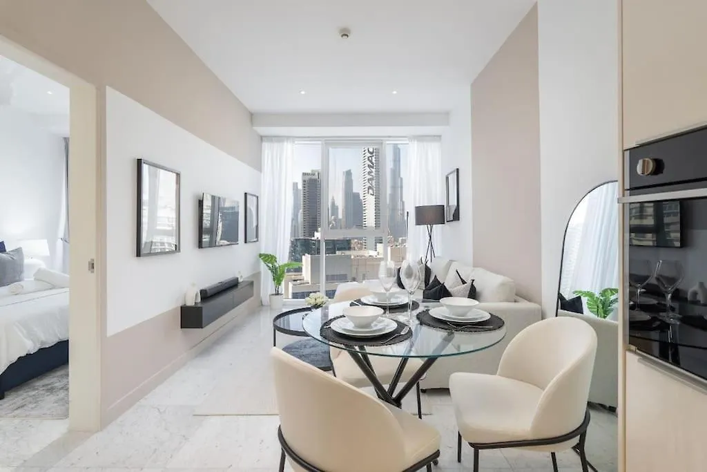 Exquisite Stay In Downtown Burj Khalifa Views With Stunning Pool Dubai