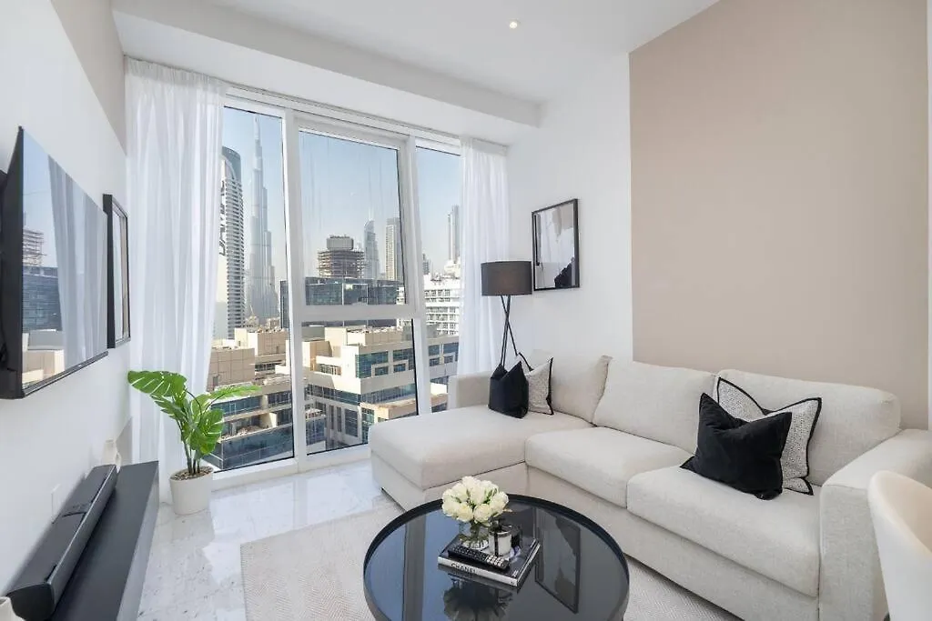 Exquisite Stay In Downtown Burj Khalifa Views With Stunning Pool Dubai Appartement
