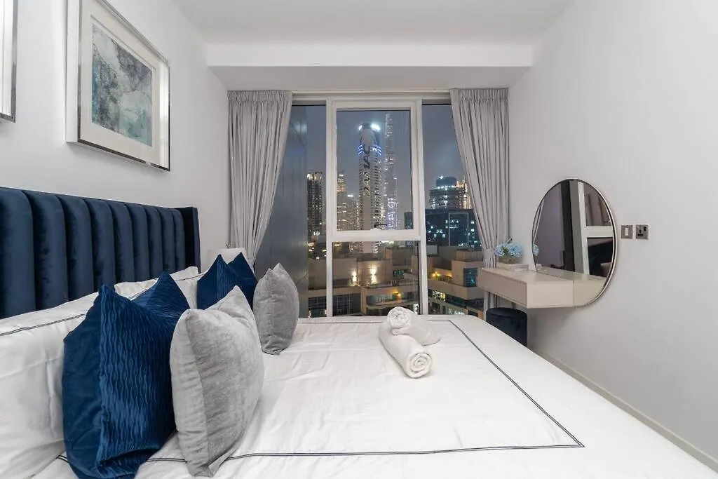 Exquisite Stay In Downtown Burj Khalifa Views With Stunning Pool Dubai Verenigde Arabische Emiraten