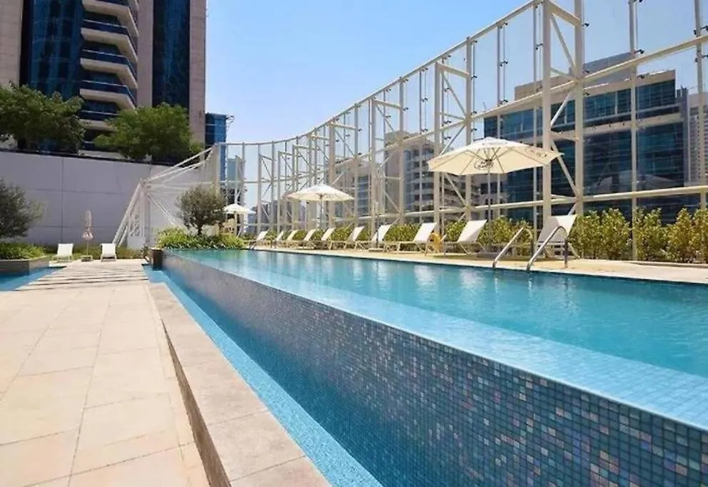 Exquisite Stay In Downtown Burj Khalifa Views With Stunning Pool Dubai Appartement