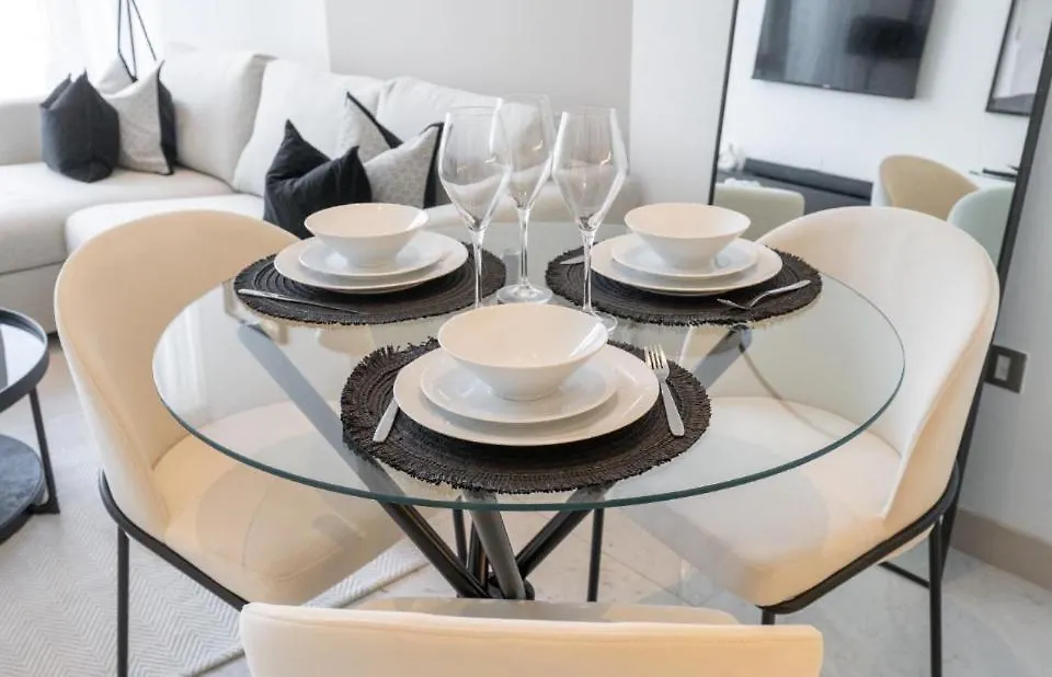 Exquisite Stay In Downtown Burj Khalifa Views With Stunning Pool Dubai Appartement
