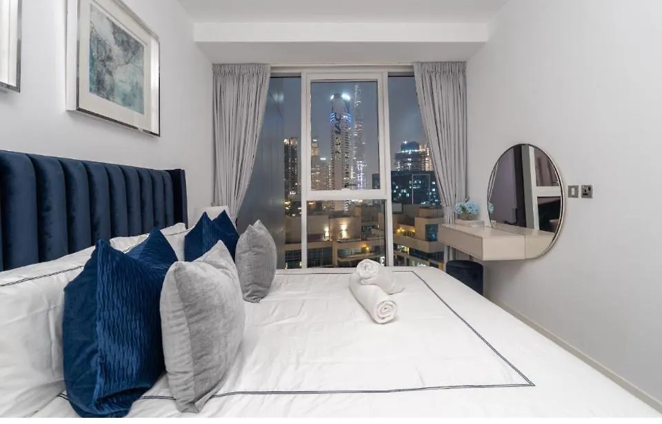 Exquisite Stay In Downtown Burj Khalifa Views With Stunning Pool Dubai